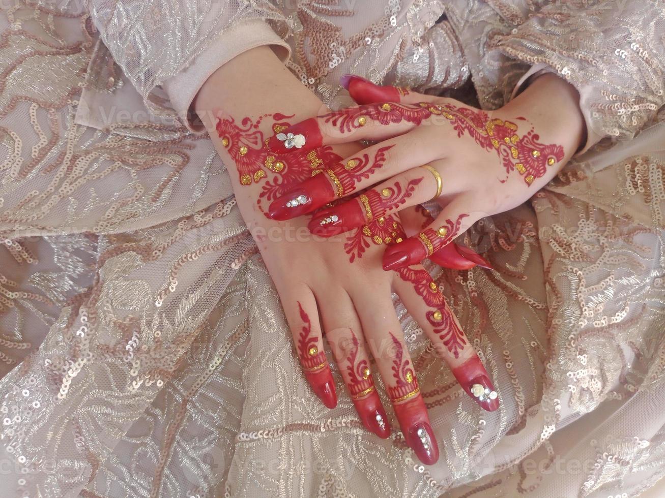 beautiful henna to prepare for the wedding day photo