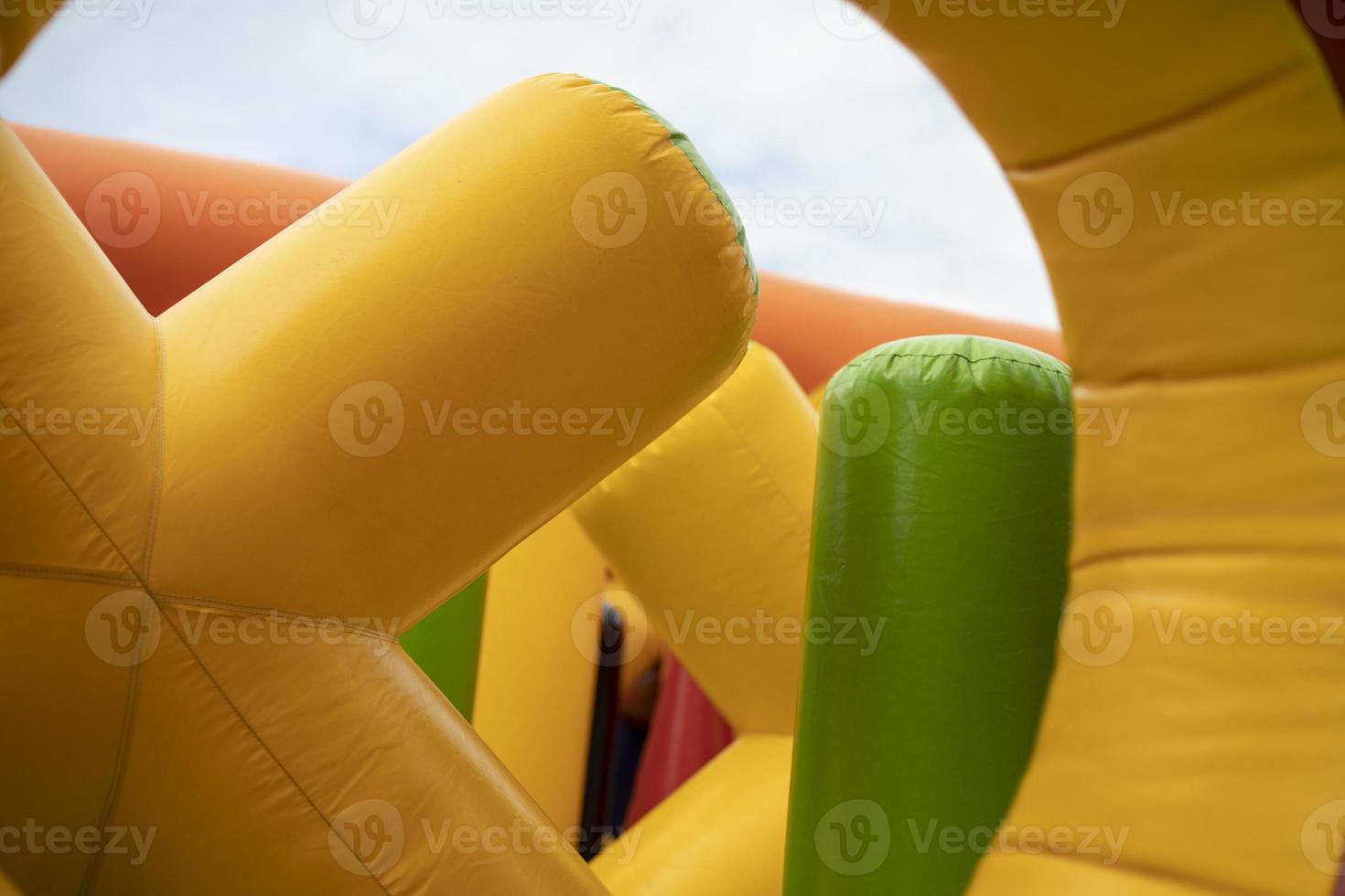 parque infantil hinchable. carrera de obstáculos hecha de caucho. construcción inflada foto