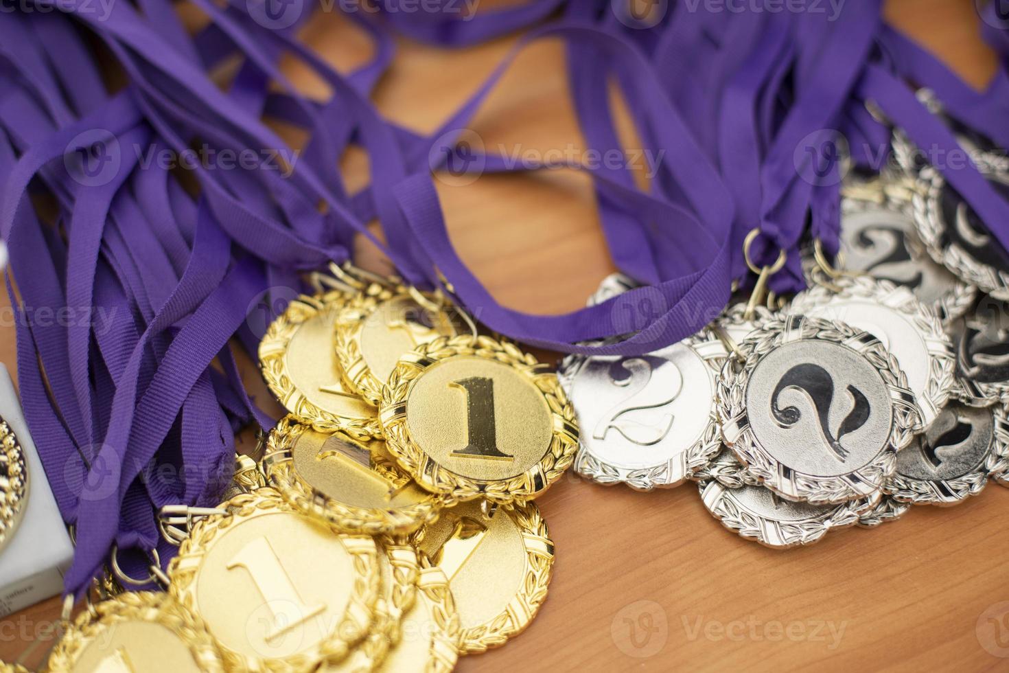 medallas para los ganadores. insignia de distinción por logros deportivos. foto