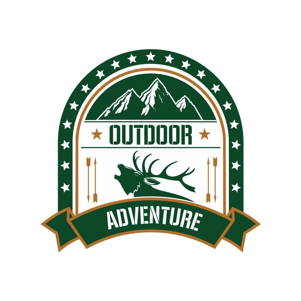 diseño de placa de club de aventura con ciervos y montañas vector