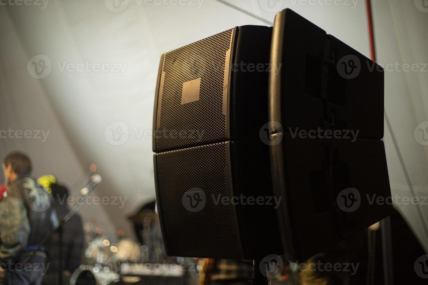 sistema de sonido en la calle. altavoz con sonido. foto