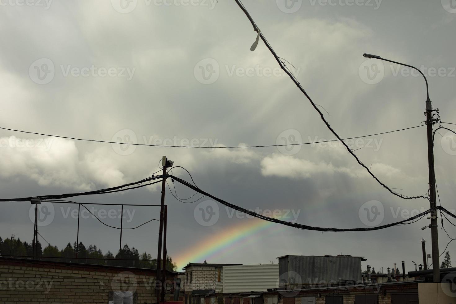 arcoiris en el cielo. arco iris sobre zona industrial. foto