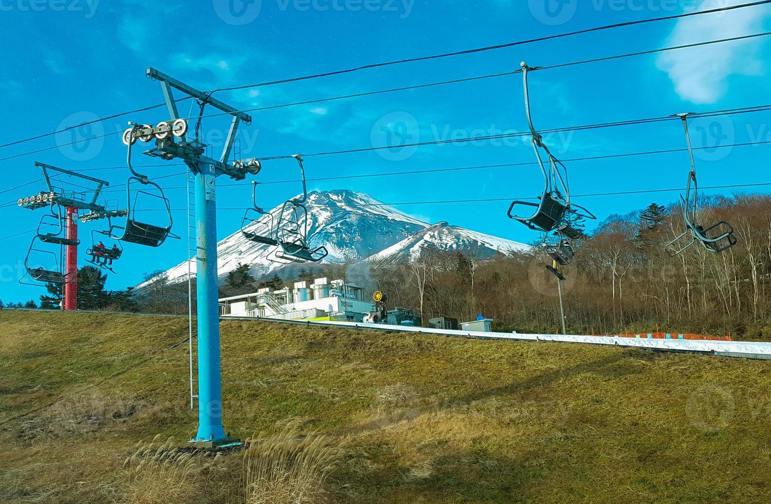 vista a la montaña fuji a través del remonte de snowtown yeti. foto