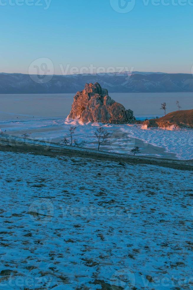 cabo burkhan a la luz del atardecer en el norte de la isla de olkhon en el lago baikal, rusia. foto