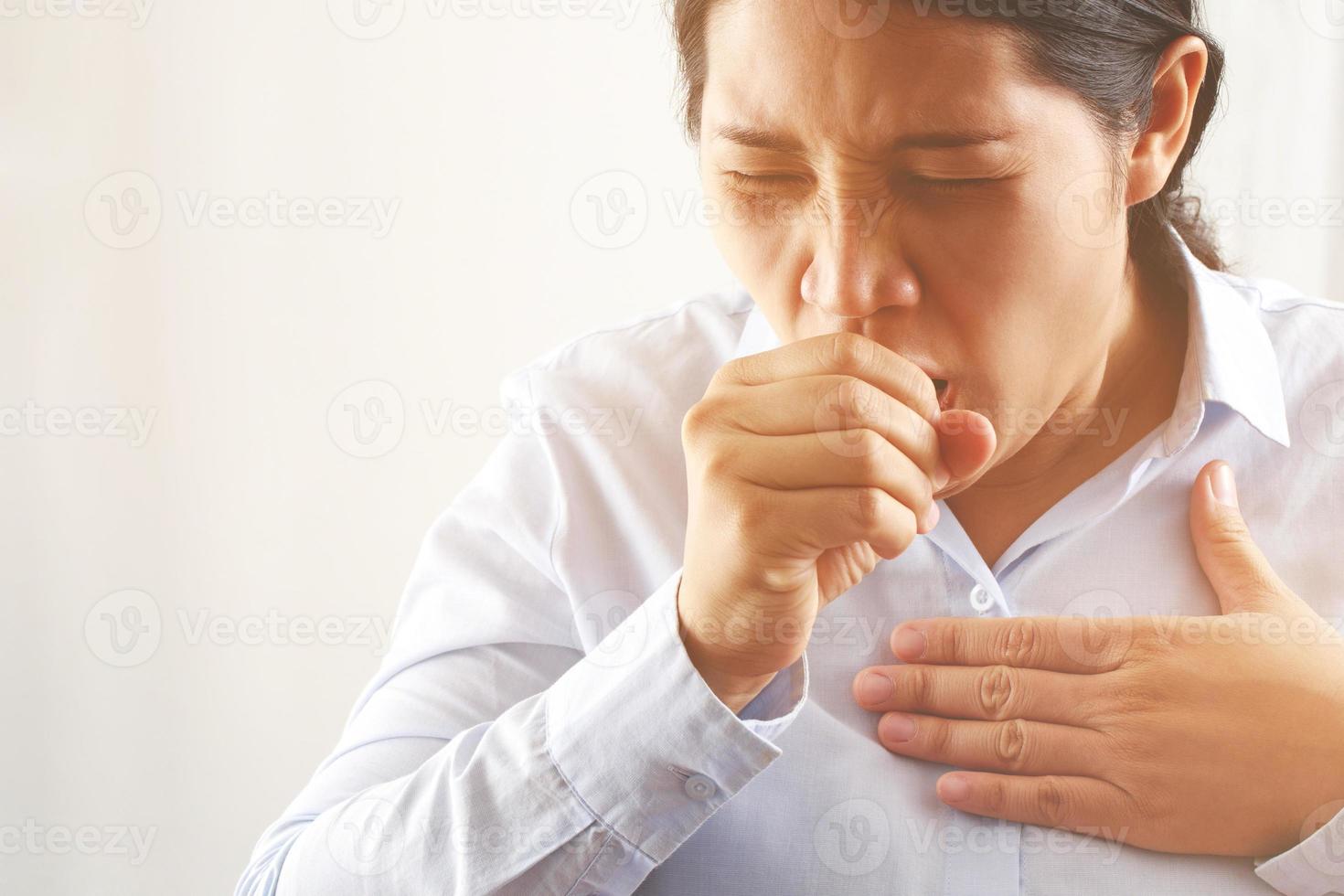 una mujer tiene síntomas de tos, esputo, gripe causados por covid-19. foto