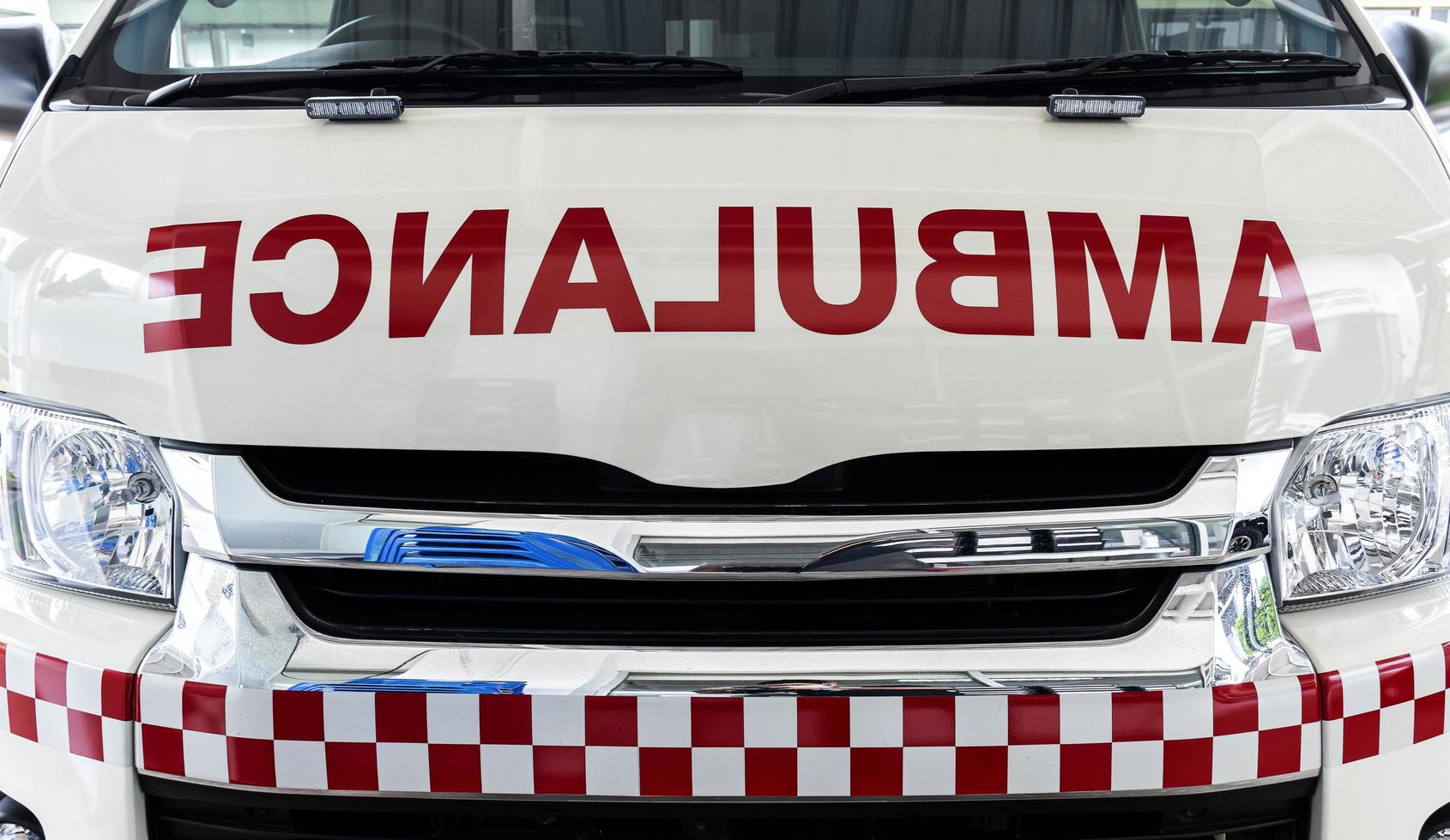 Mensaje de ambulancia delante de la furgoneta de ambulancia. foto