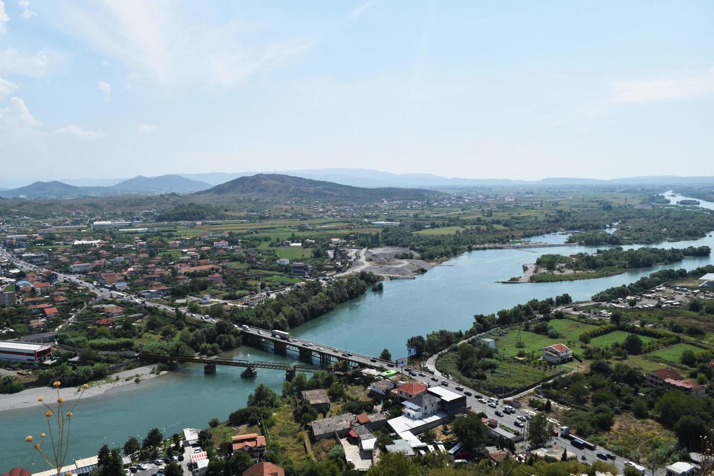 vista de los alrededores de la ciudad de shkoder en albania y el río buna desde lo alto de la fortaleza rosafa foto