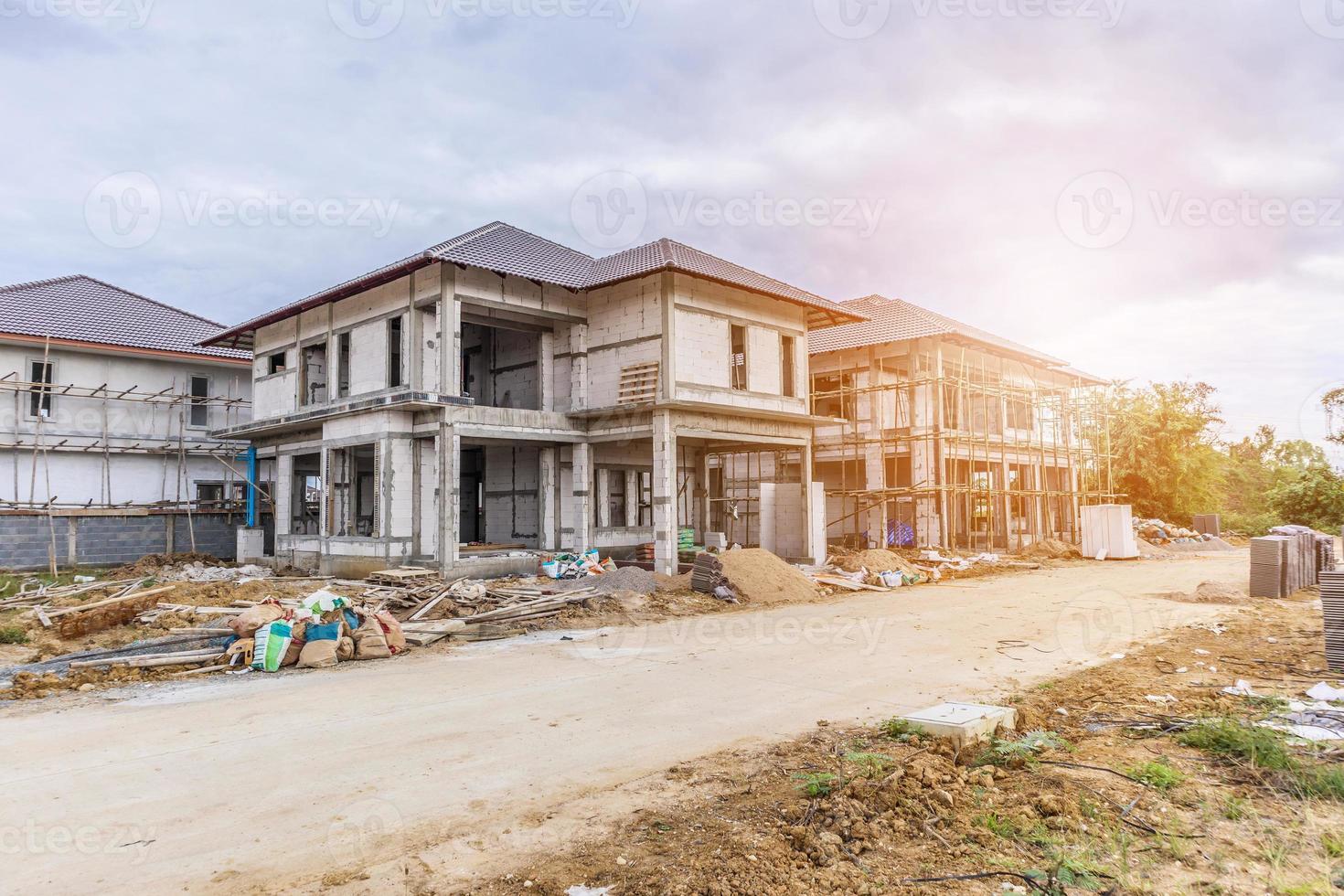 construcción residencial nueva casa en progreso en el sitio de construcción foto