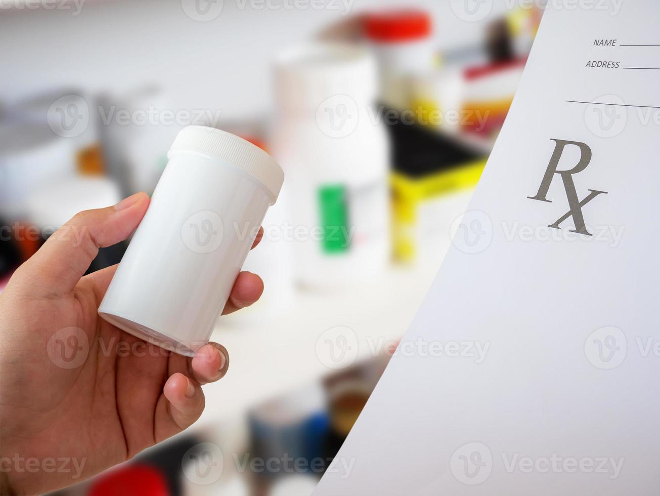 Farmacéutica con receta y botella de medicina en la farmacia. foto