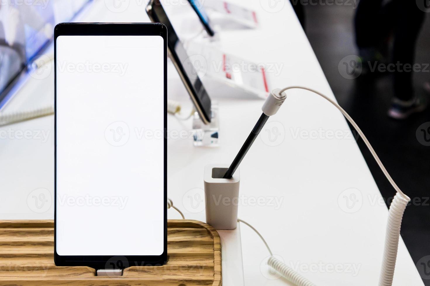 espectáculo de teléfonos inteligentes móviles en la tienda electrónica foto