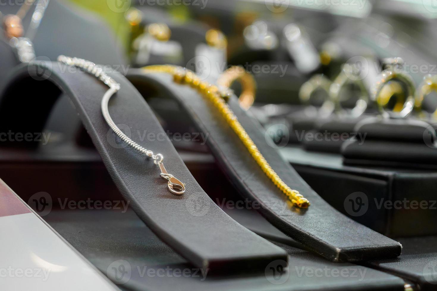 tienda de diamantes de joyería con anillos de pulsera y collares en una tienda minorista de lujo foto