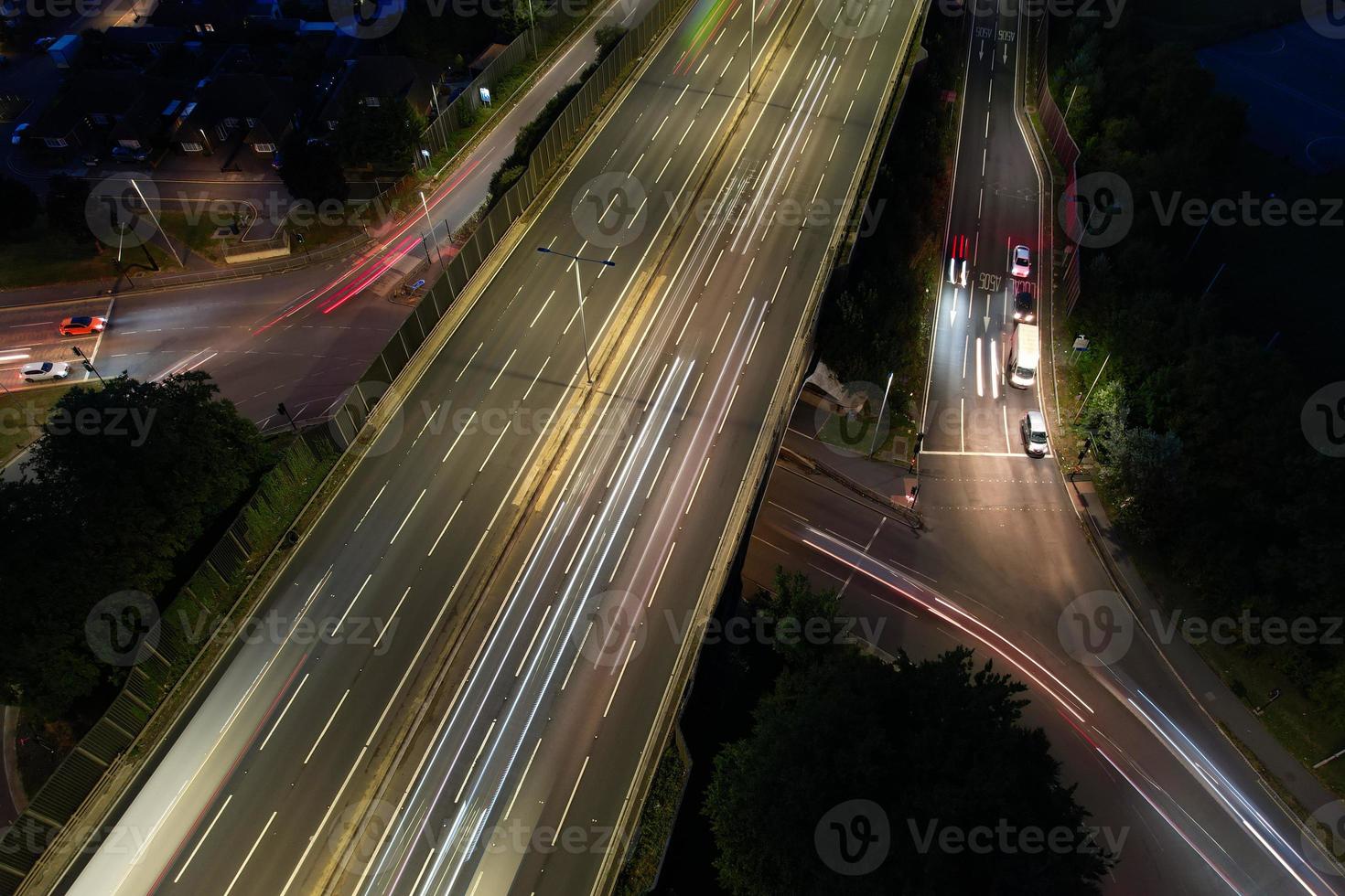 vista de ángulo alto de las autopistas británicas con tráfico. las imágenes aéreas de las carreteras y autopistas británicas entre las salidas 7 y 9 de la m1 al atardecer. las imágenes capturadas el 07-09-2022 con la cámara del dron foto