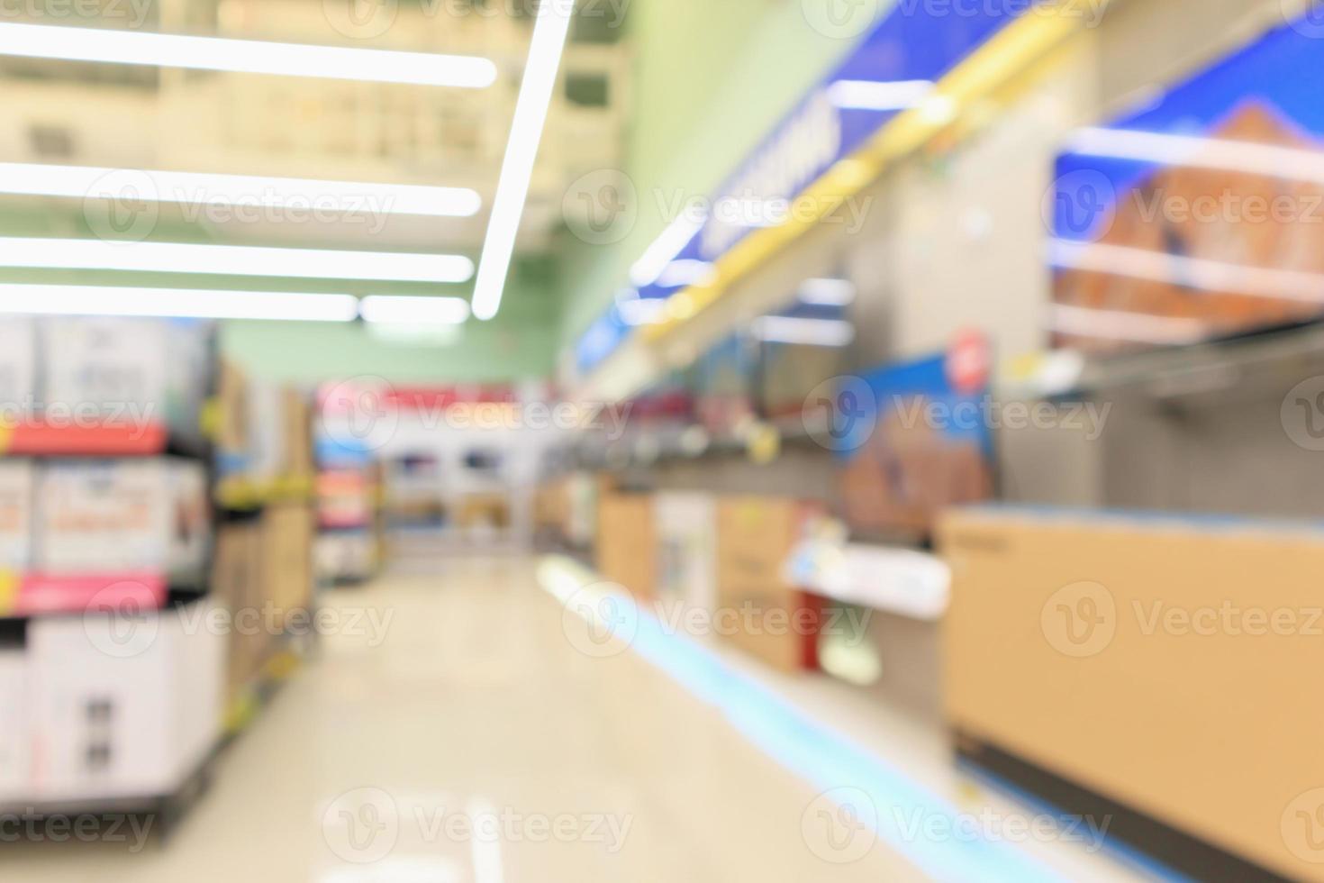 Los grandes almacenes electrónicos muestran televisión y electrodomésticos con fondo borroso de luz bokeh foto