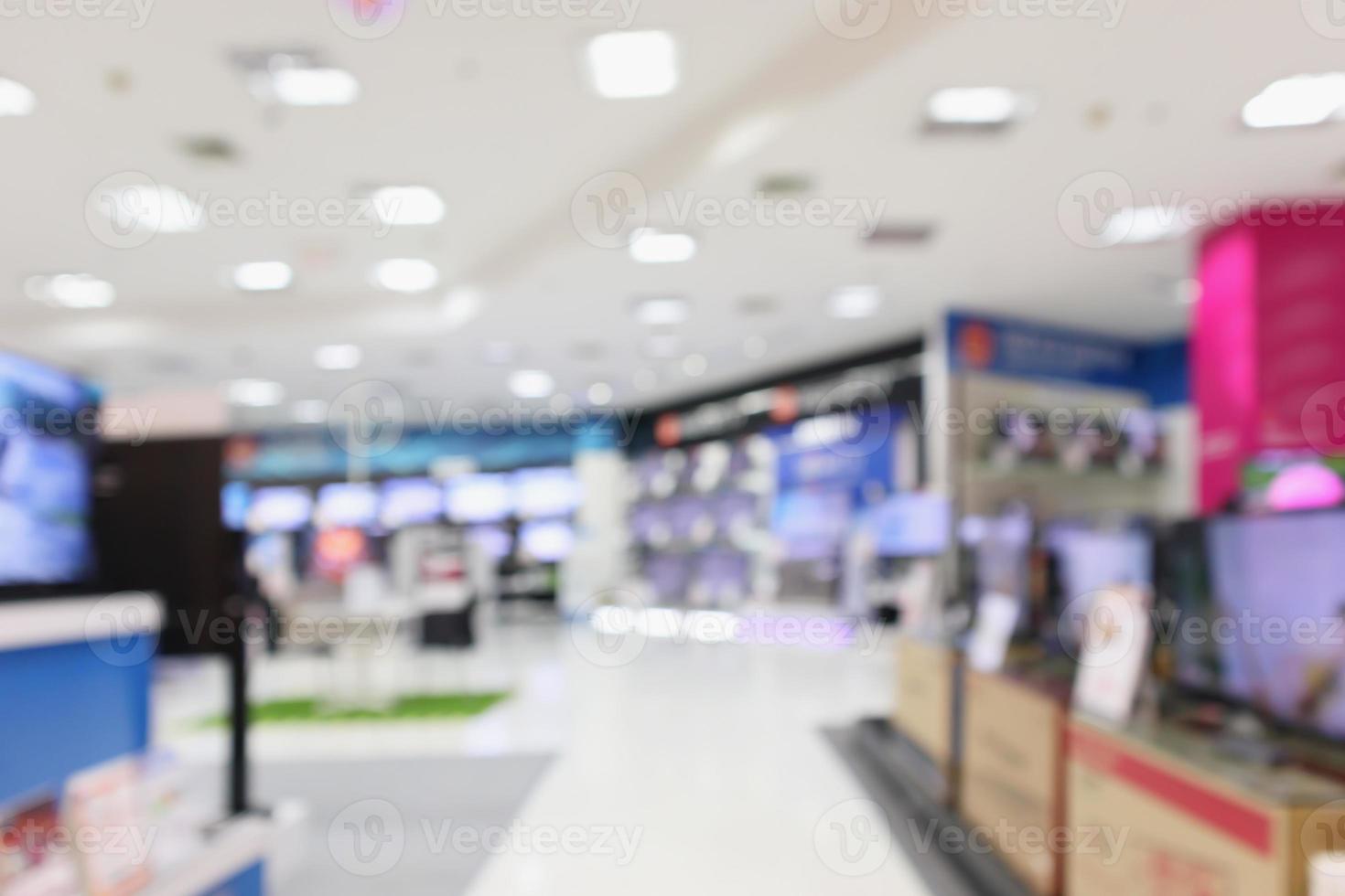 Los grandes almacenes electrónicos muestran televisión y electrodomésticos con fondo borroso de luz bokeh foto