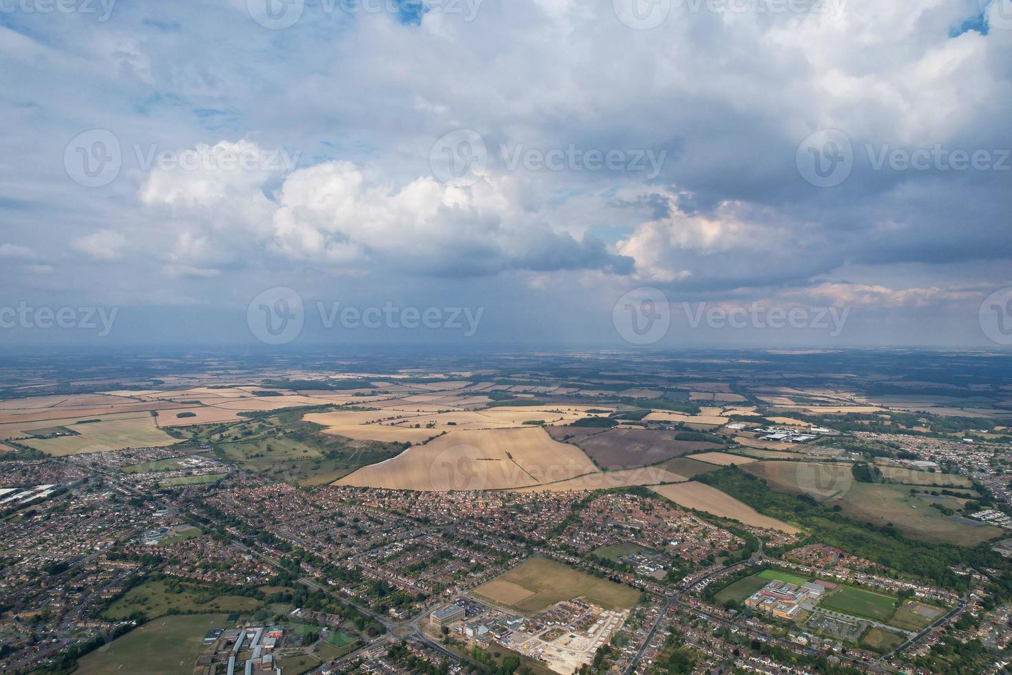 hermosa vista aérea de nubes dramáticas sobre la ciudad foto