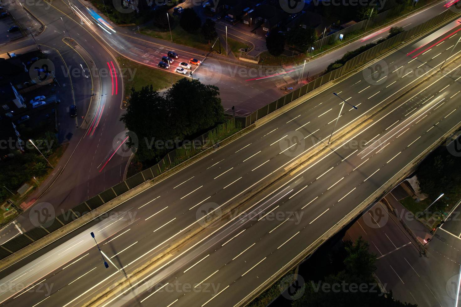 vista de ángulo alto de las autopistas británicas con tráfico. las imágenes aéreas de las carreteras y autopistas británicas entre las salidas 7 y 9 de la m1 al atardecer. las imágenes capturadas el 07-09-2022 con la cámara del dron foto