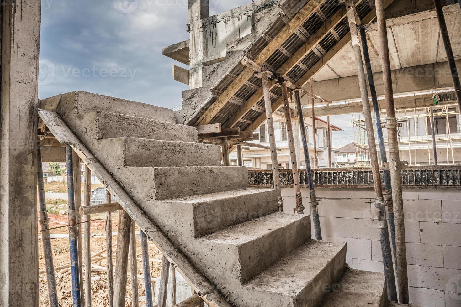 nueva construcción de casas con escalera de hormigón en el sitio de construcción foto