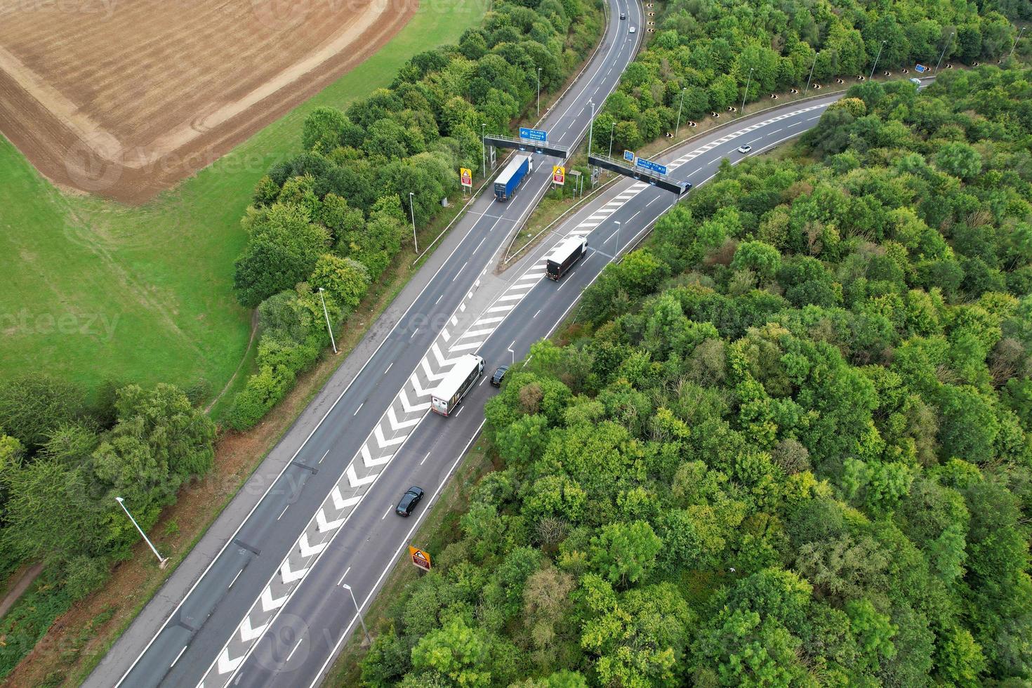 vista aérea de las autopistas británicas con tráfico rápido foto