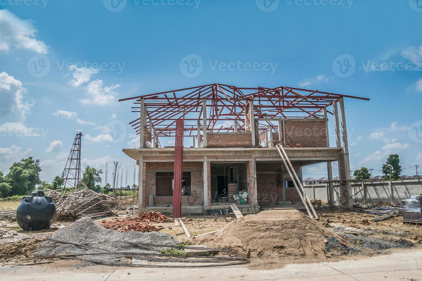 construcción residencial nueva casa en progreso en el sitio de construcción foto