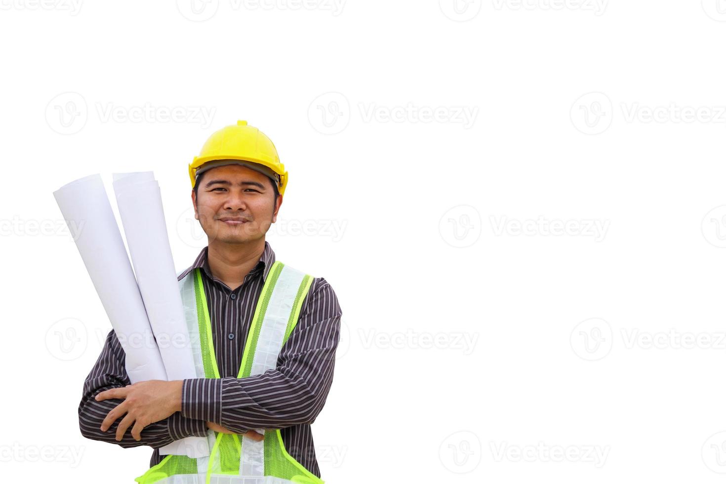 trabajador ingeniero con blueprint y casco de seguridad aislado sobre fondo blanco foto