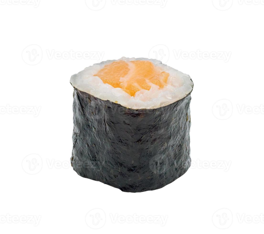 Rollo de sushi maki de salmón japonés aislado sobre fondo blanco con trazado de recorte foto