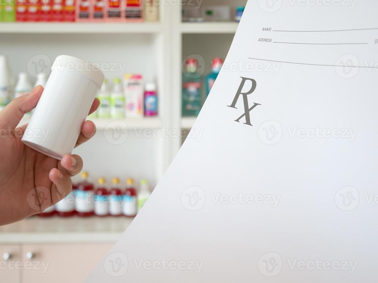 Farmacéutica con receta y medicina en la farmacia. foto