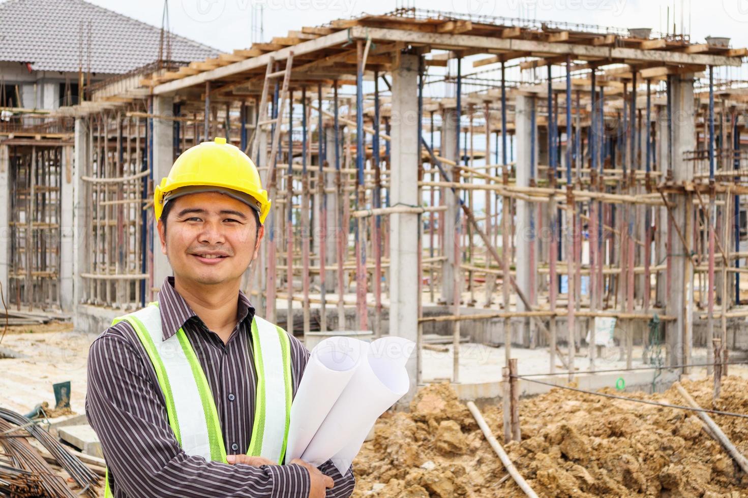 trabajador de ingeniero de construcción de hombre de negocios asiático en el sitio de construcción de viviendas foto