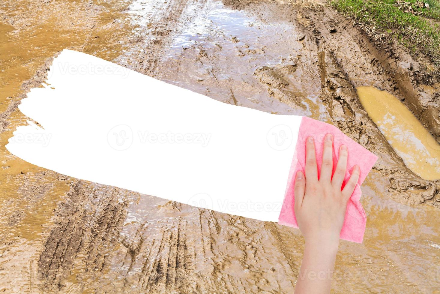 la mano elimina la carretera rural sucia con un trapo rosa foto