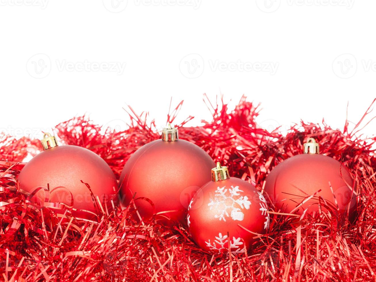 algunos adornos de Navidad rojos y oropel aislado foto