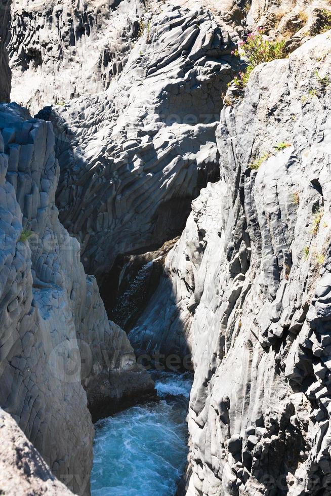 gargantas del rio alcantara en sicilia foto