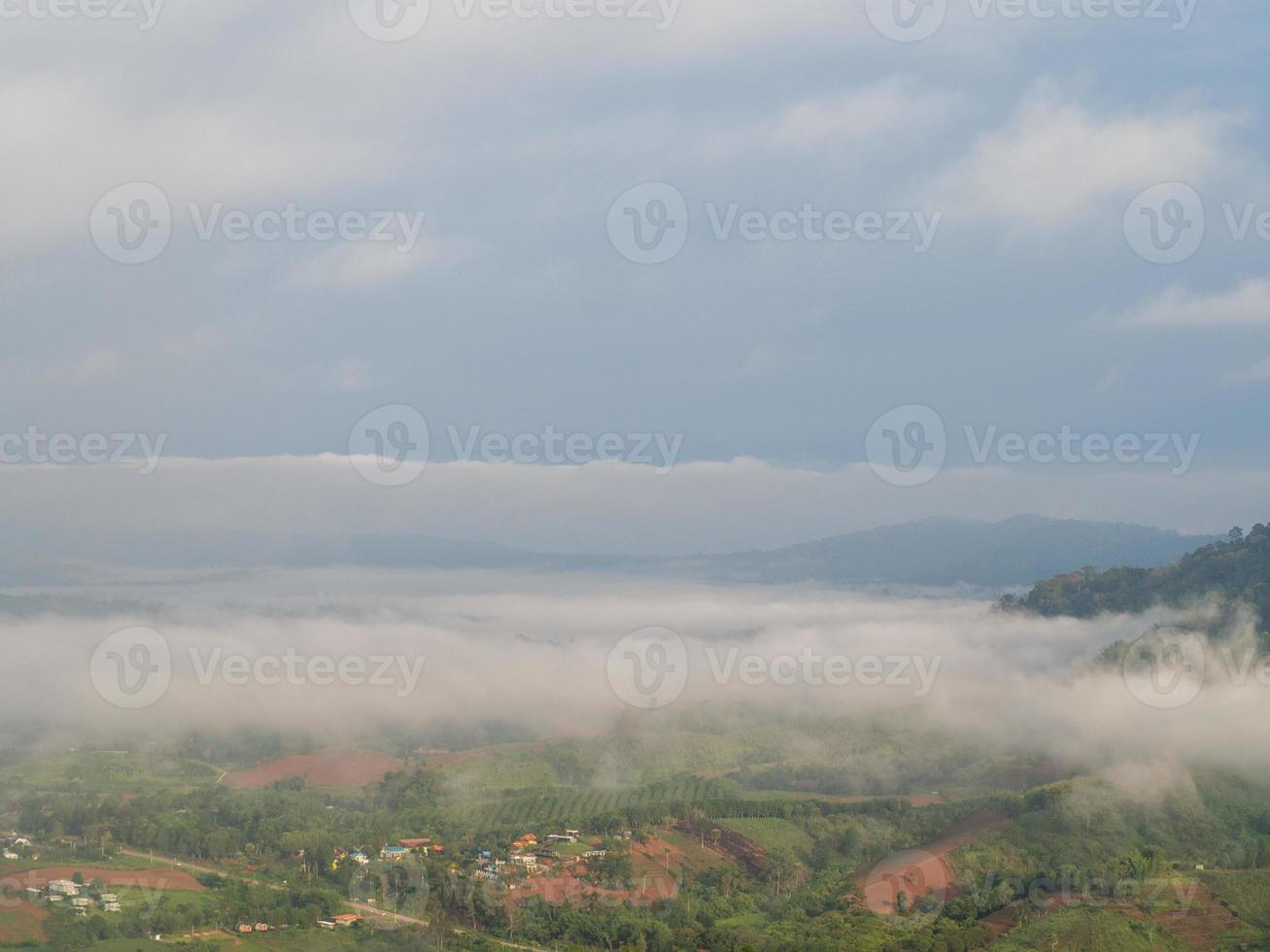 montaña y cielo en phetchabun foto