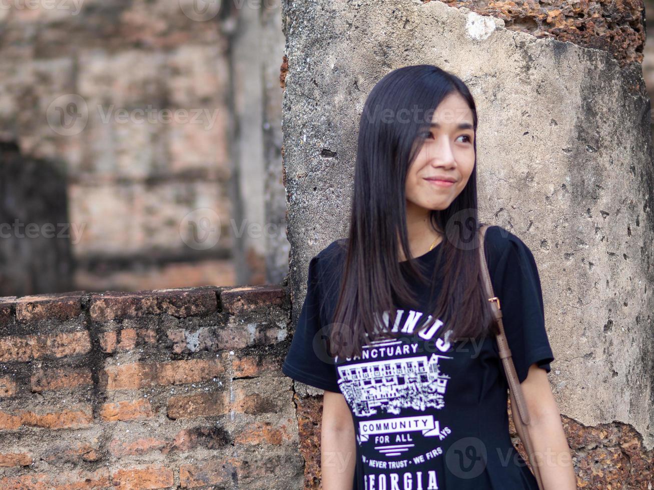 mujer asiática y templo antiguo en el parque histórico de sukhothai foto