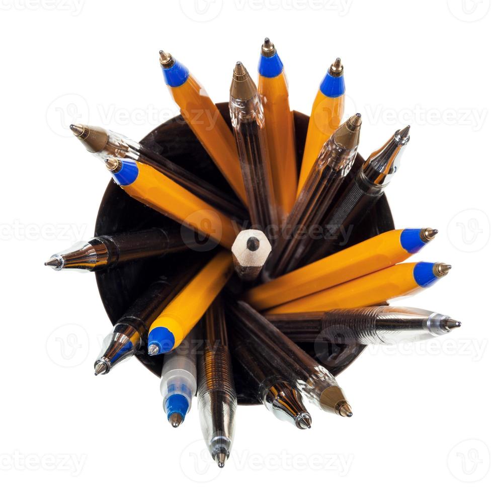vista superior de bolígrafos y lápices simples foto
