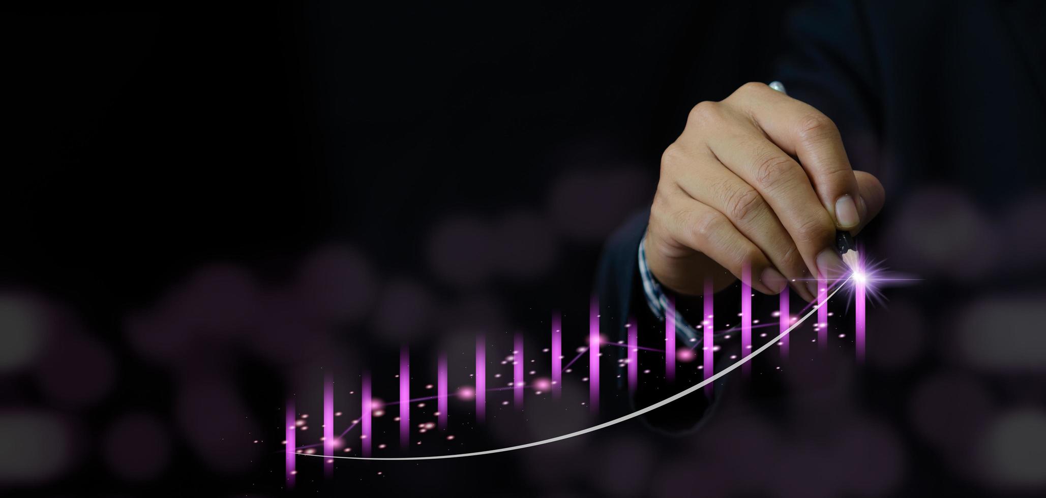 estrategia de datos financieros del gráfico de crecimiento económico del empresario. marketing digital de inversión bursátil. foto