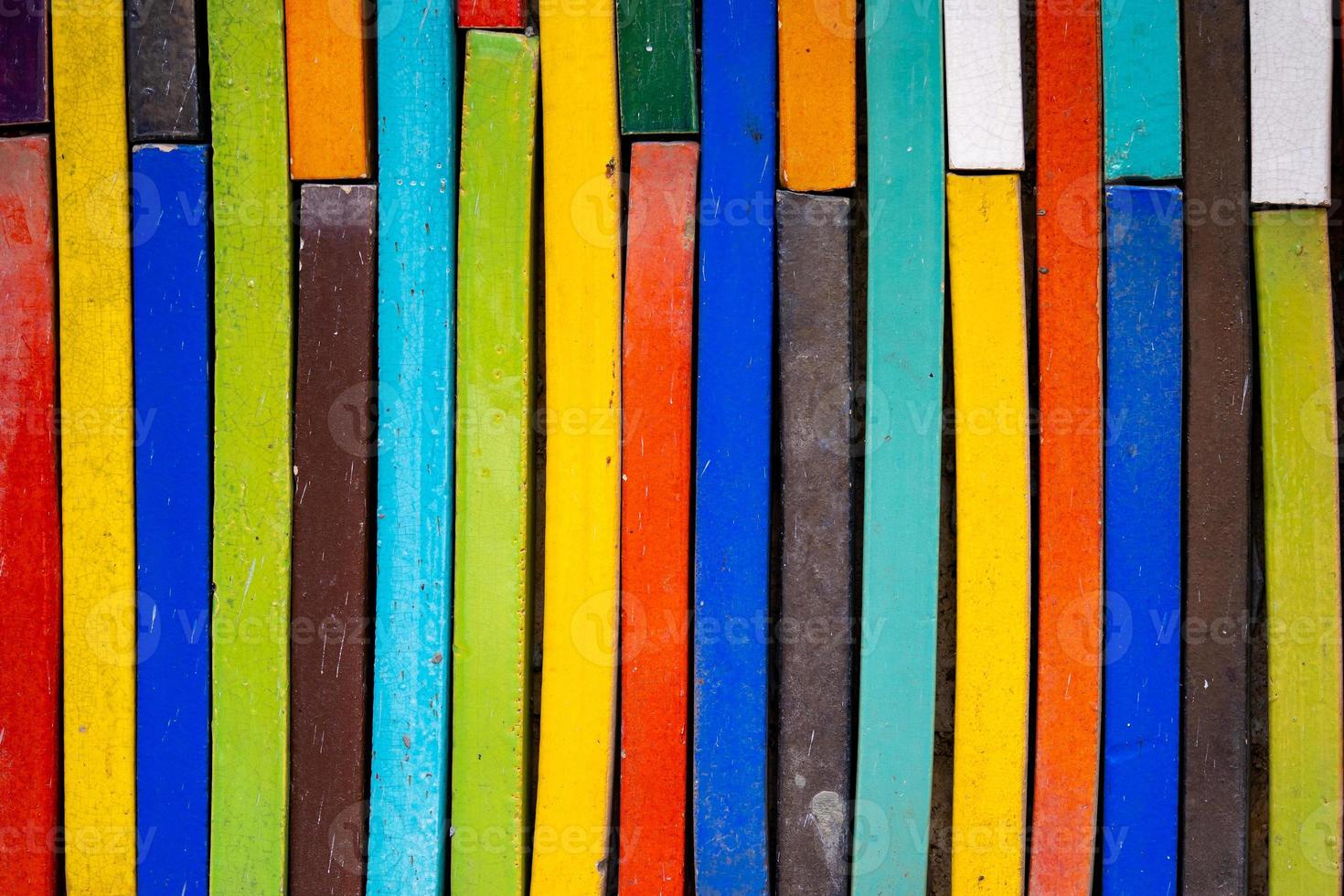 patrón de artes de cemento fondo colorido como los libros dispuestos en la pared. foto