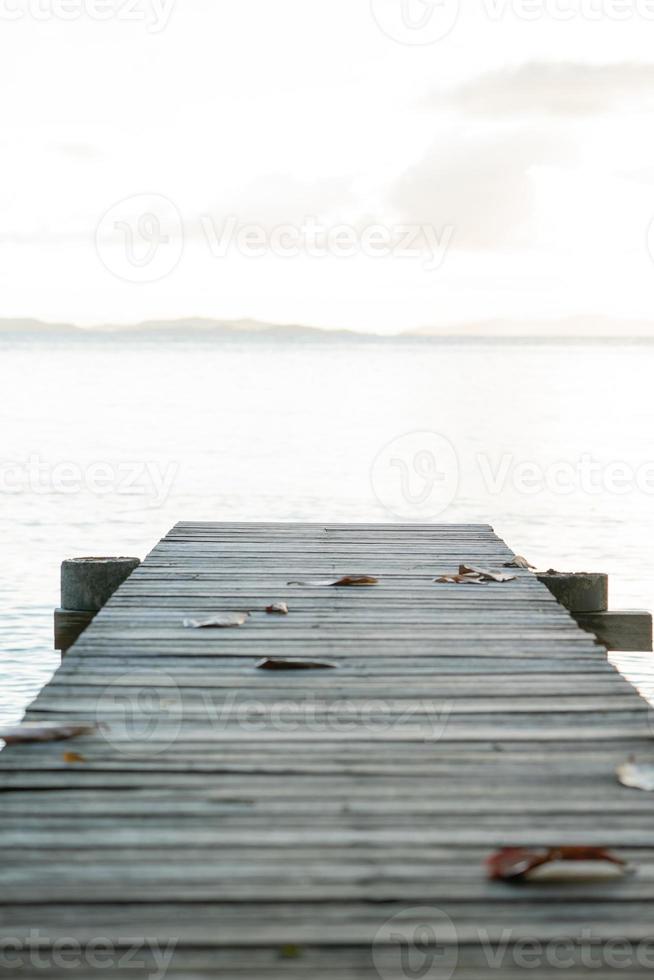 terraza de madera vintage en la playa con mar azul, océano, fondo del cielo foto