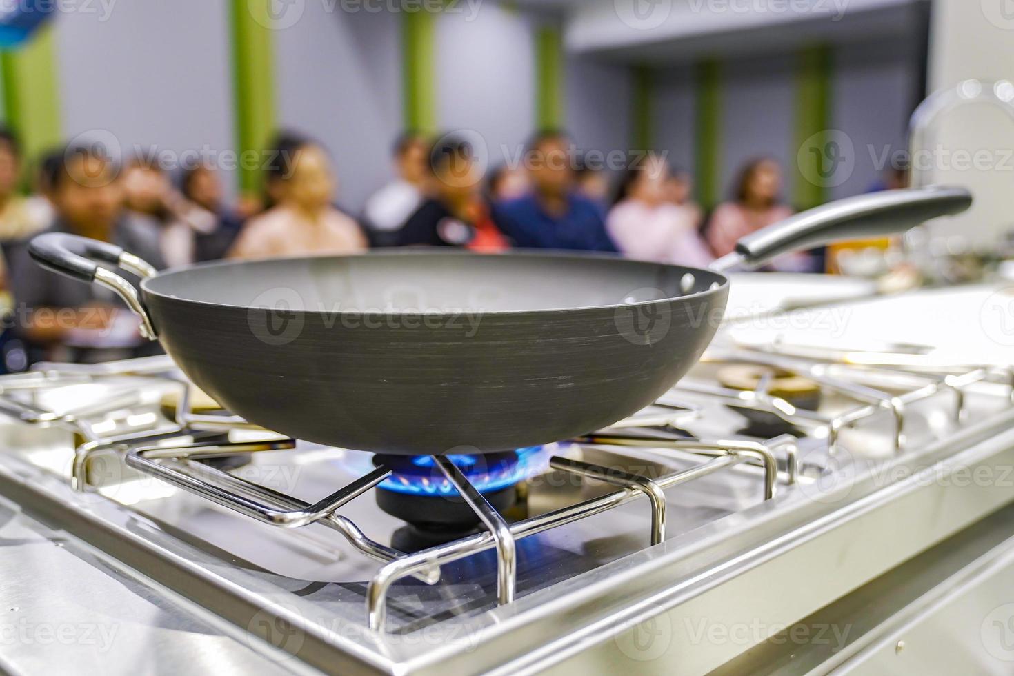 el fuego de gas de la estufa con la sartén encima, en el aula de formación - estudio de cocina. foto