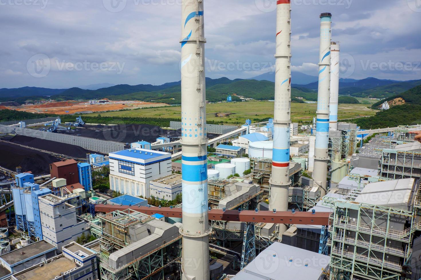 la fábrica de la industria de la planta de energía en corea desde el disparo del dron. foto
