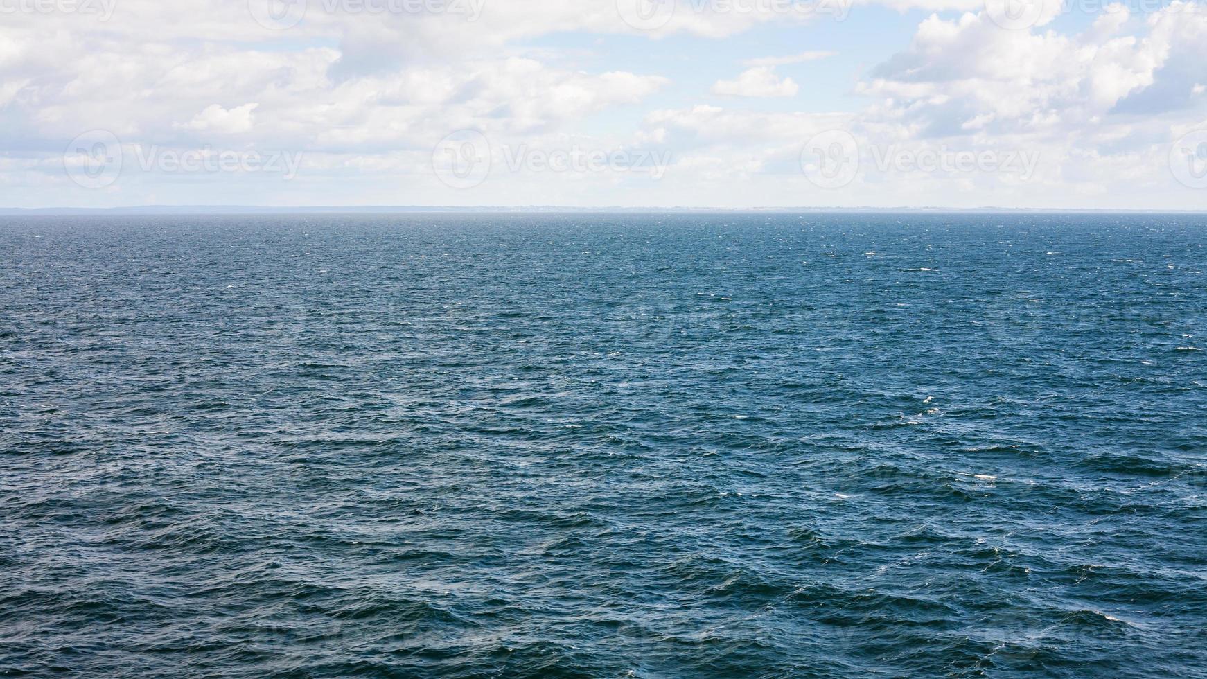 Ondas onduladas en la superficie del mar Báltico en otoño foto