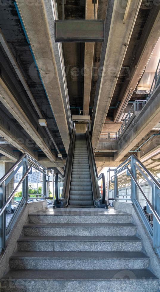 escalera mecánica debajo de la estación de tren foto