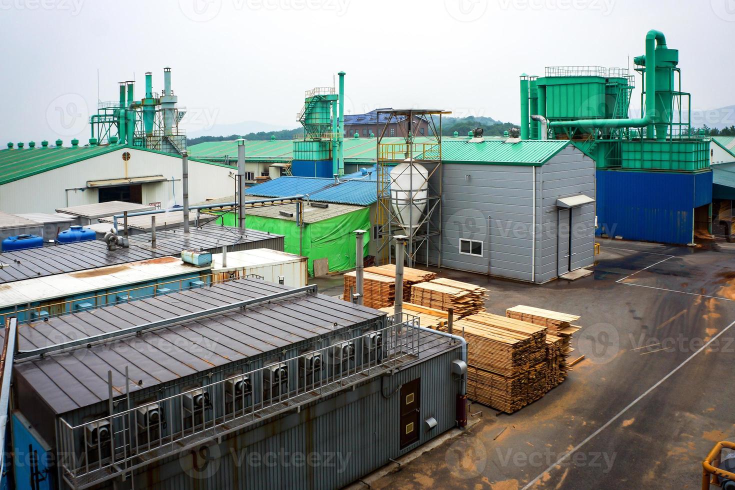 el entorno del edificio de máquinas y almacenamiento alrededor de la fábrica de pellets de madera en asia. foto