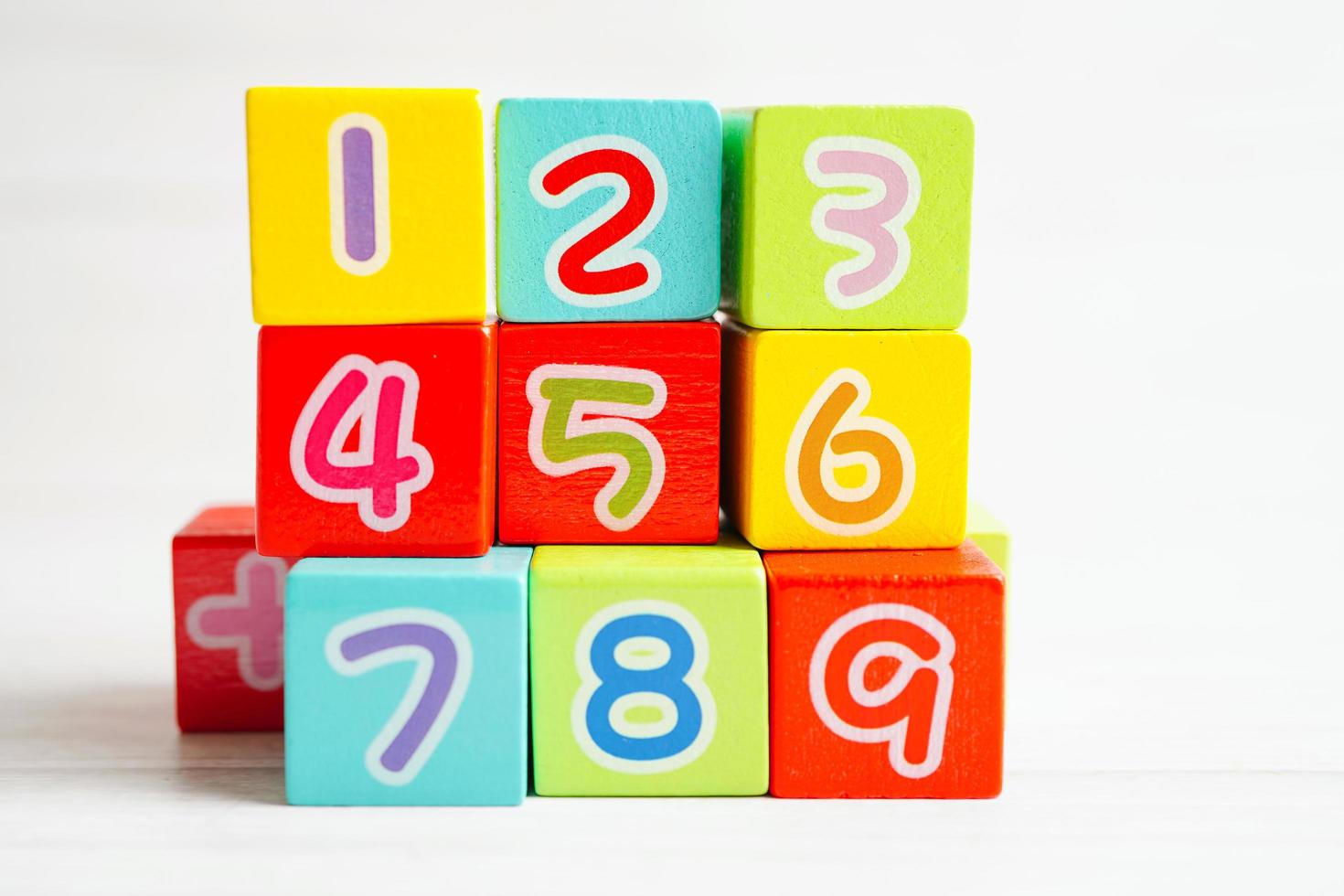 número de cubos de bloques de madera para aprender matemáticas, concepto de matemáticas educativas. foto