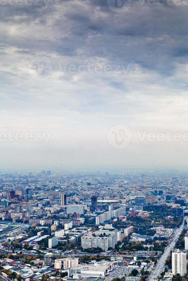 nubes bajo casas modernas en un día nublado de otoño foto