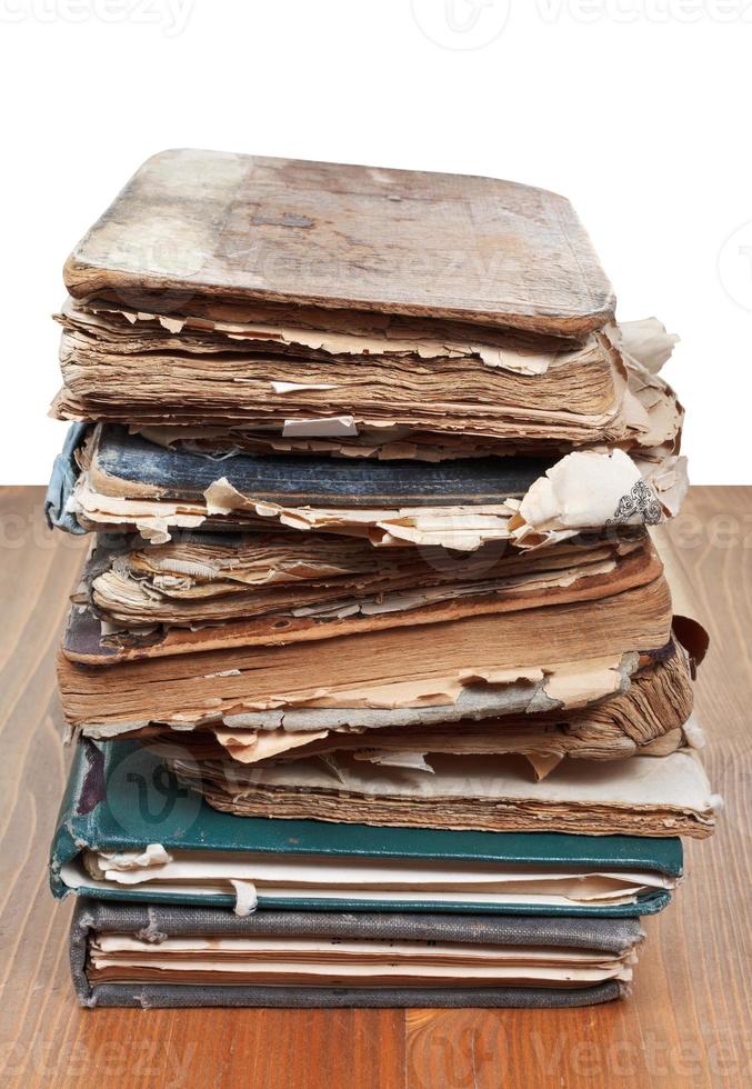 apilar libros antiguos sobre una mesa de madera foto