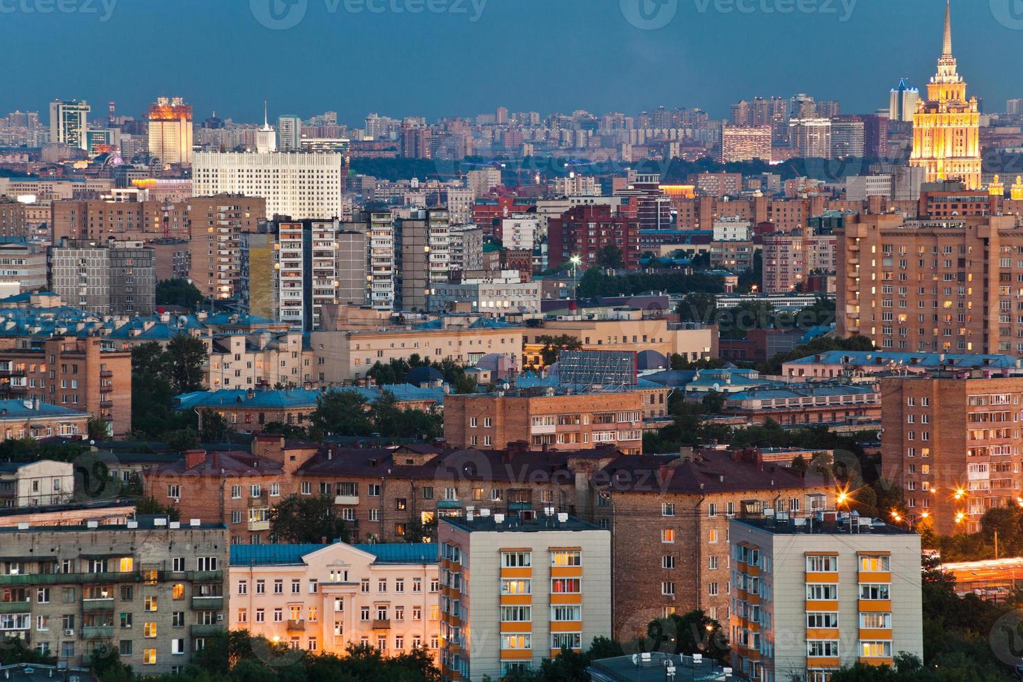 horizonte de la ciudad al atardecer foto