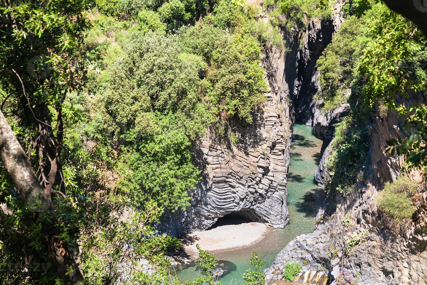 vista superior del río gole dell alcantara en sicilia foto