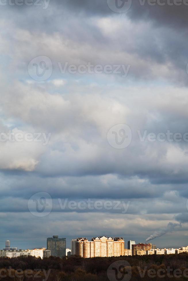 edificios urbanos bajo las nubes azules de la noche foto