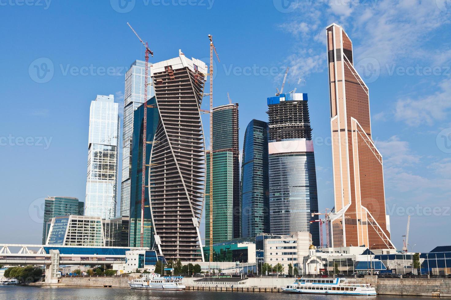 vista de los nuevos edificios de la ciudad de moscú en verano foto