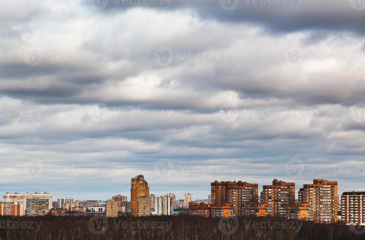 casas urbanas bajo nubes azules grises foto