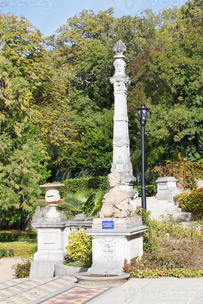 esfinge y columna en el jardín del palacio massandra foto